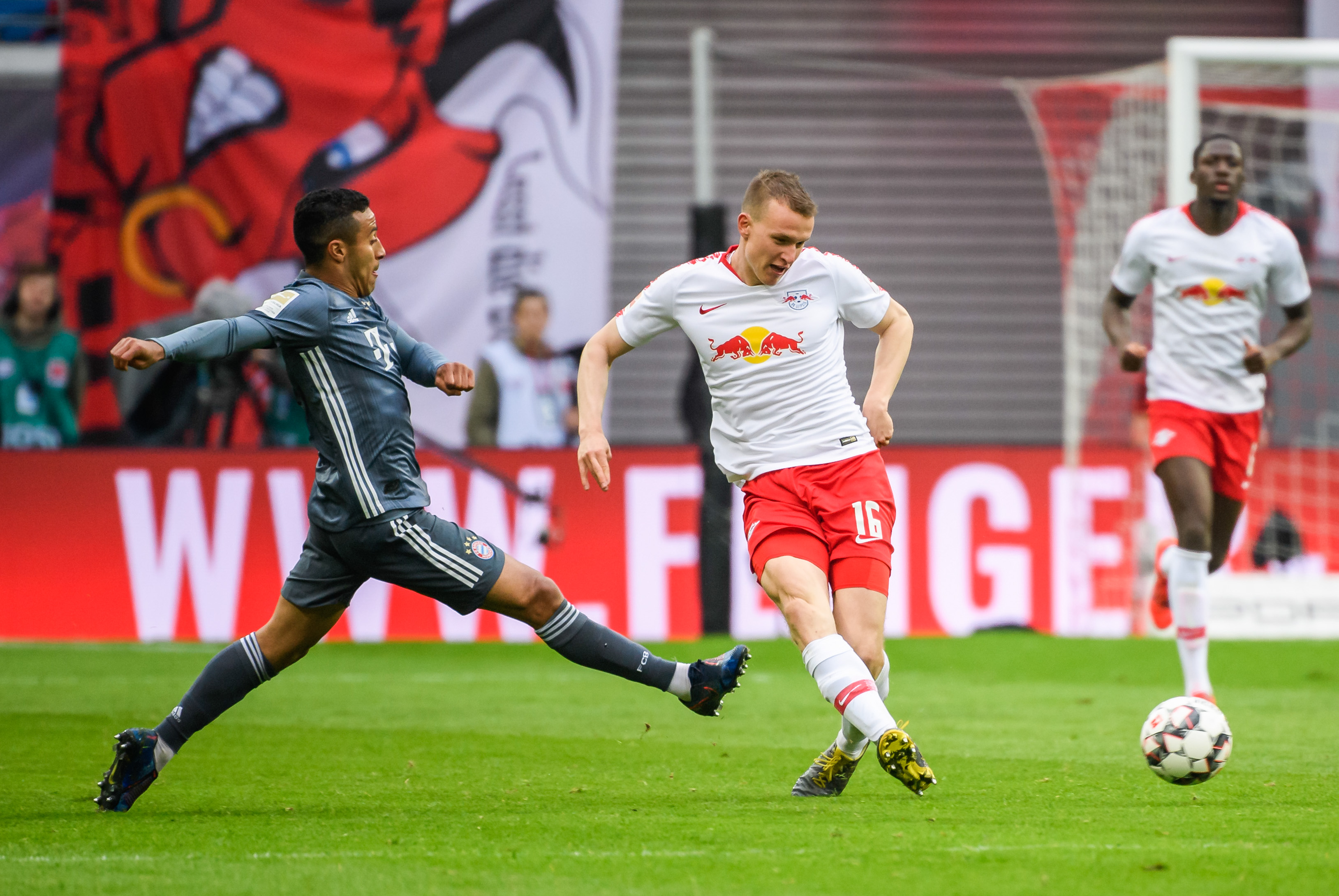 官方平台-莱万多夫斯基连续十二场比赛得分超过出色防守，DWG不断突破！的简单介绍-官方平台