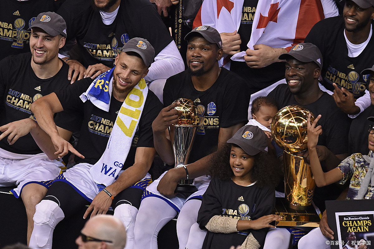 开云-杜兰特迎来三赛季出色发挥,美国队观众热烈欢呼!-开云