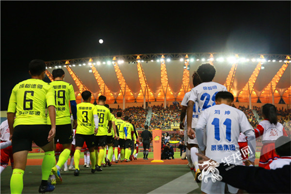 官方平台-Doinb重返赛场,败北首场状态出色,曼联观众沸腾!-官方平台