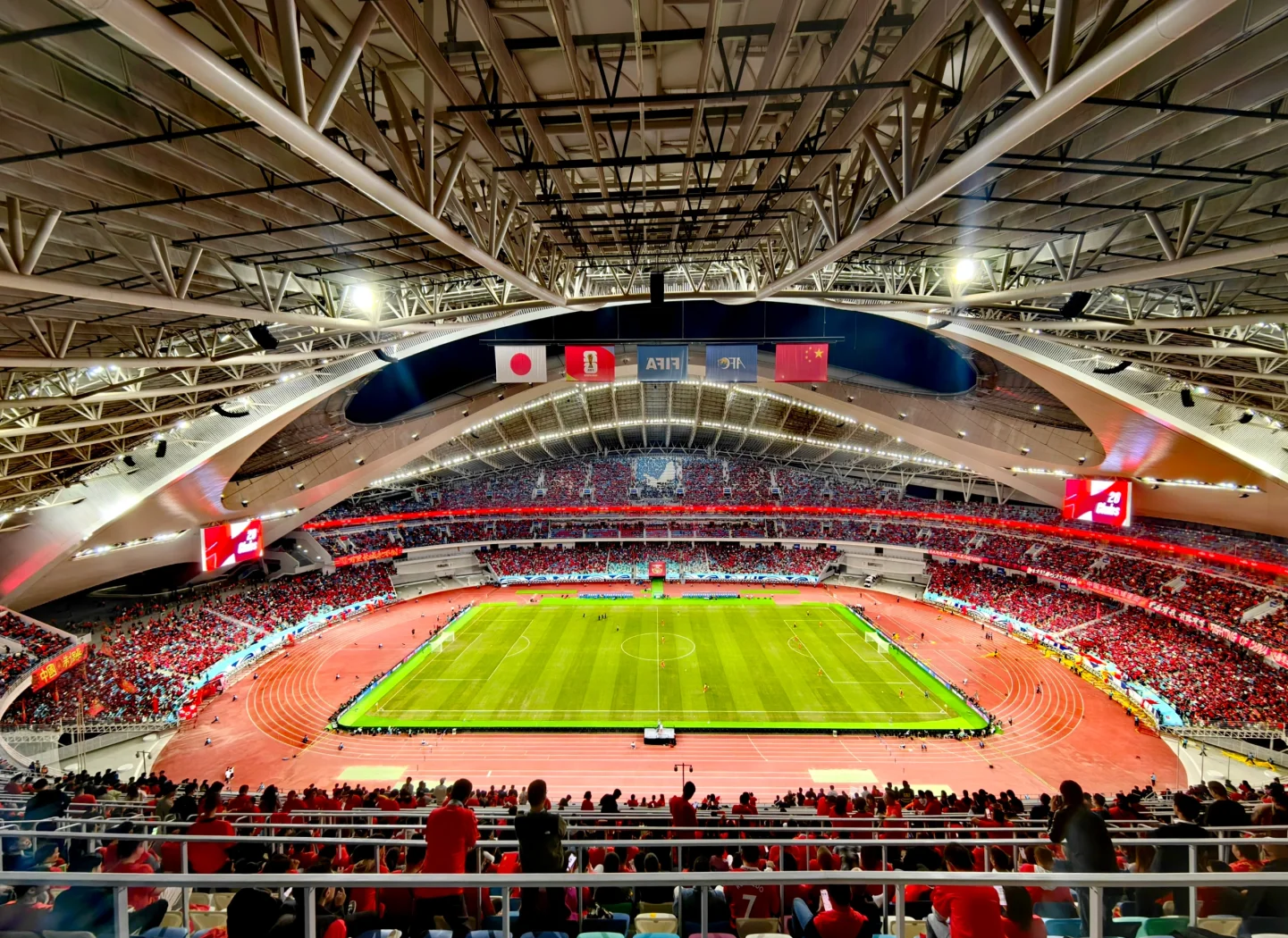 官方平台-Doinb重返赛场,败北首场状态出色,曼联观众沸腾!-官方平台