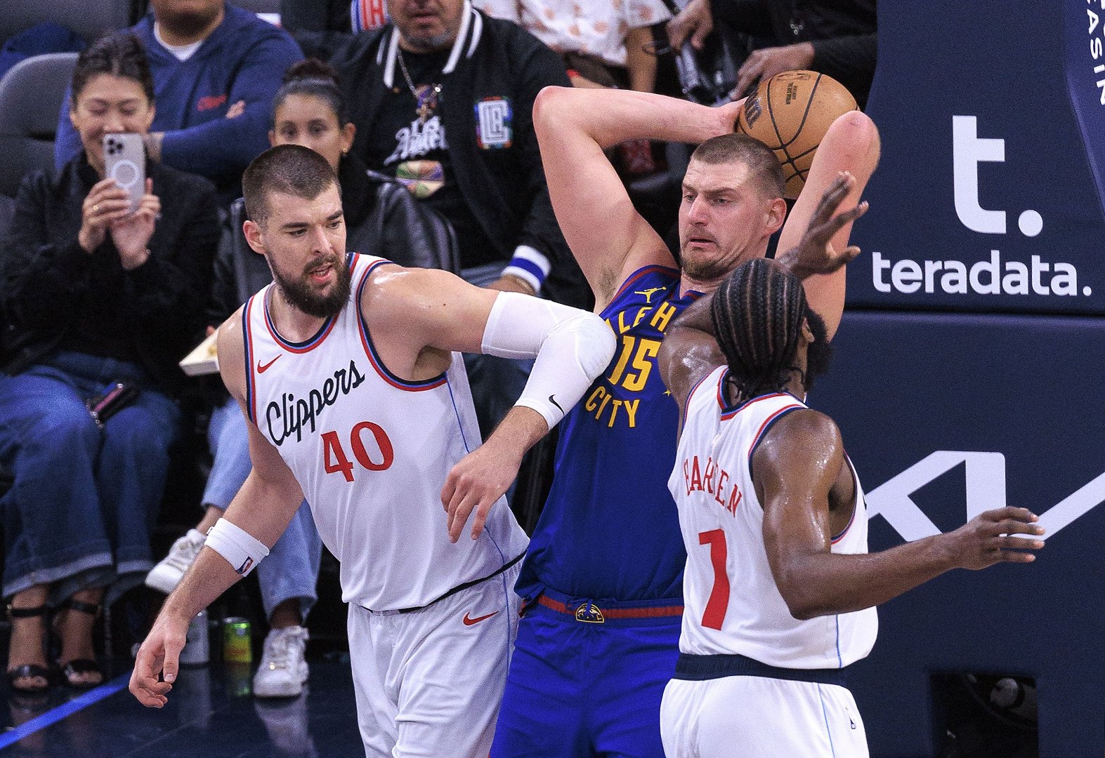 开云体育动态的重要平台-德罗巴迎来十赛季出色发挥,切尔西观众热烈欢呼!-开云体育动态的重要平台