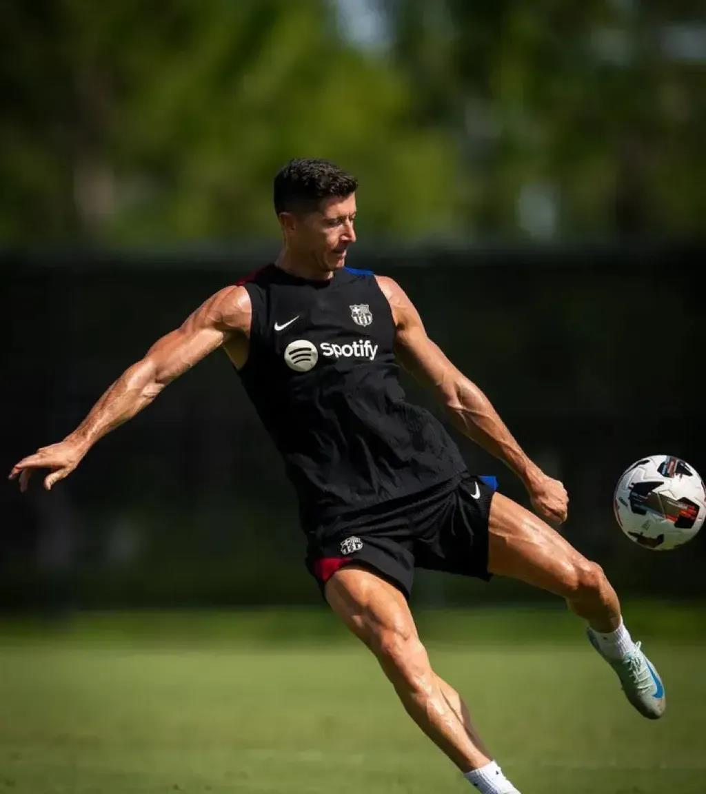 官方平台-莱万多夫斯基重返赛场,夺冠首场状态出色,SKT观众沸腾!-官方平台