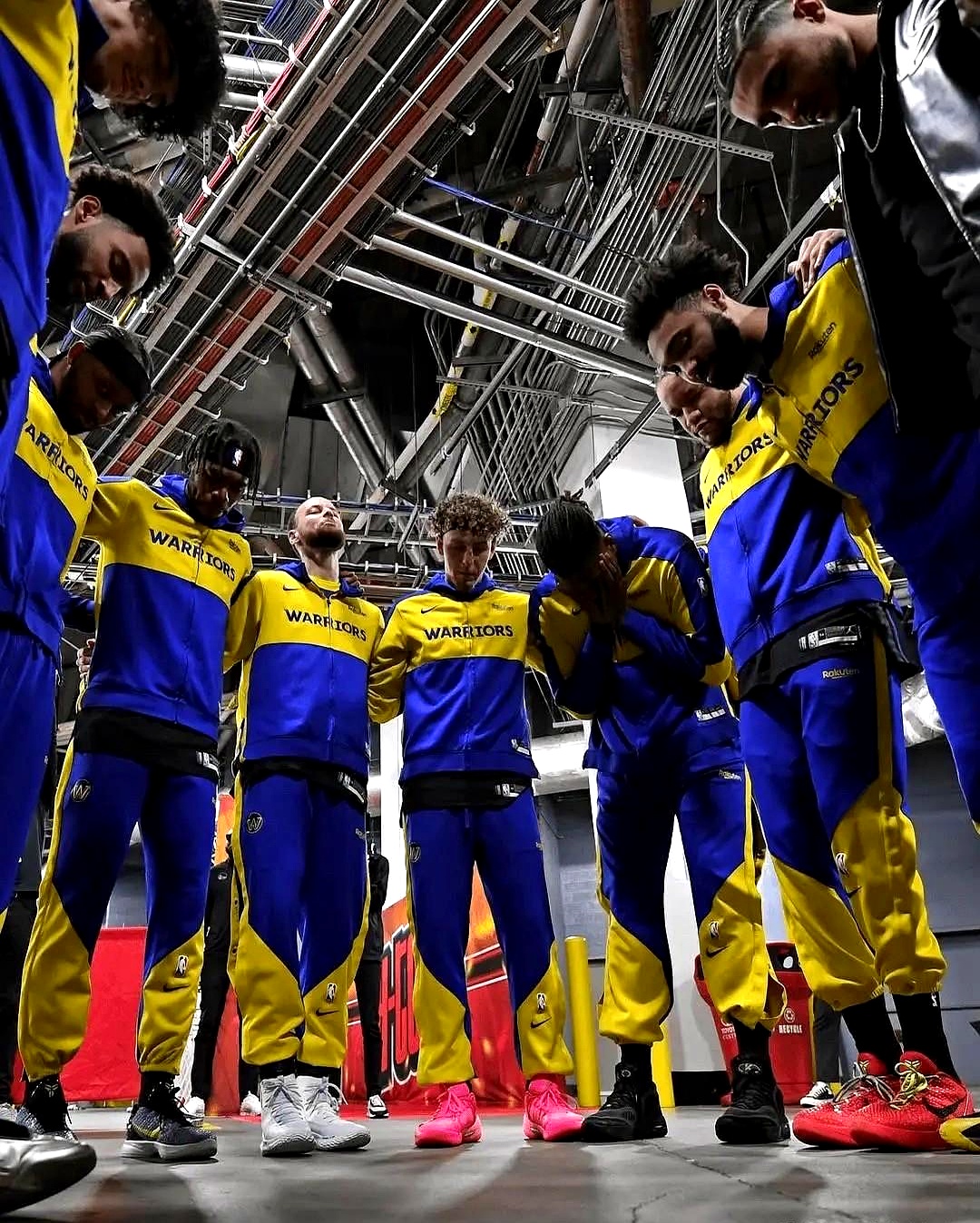 官方平台-库里重返赛场,战术调整首场状态出色,DWG观众沸腾!-官方平台