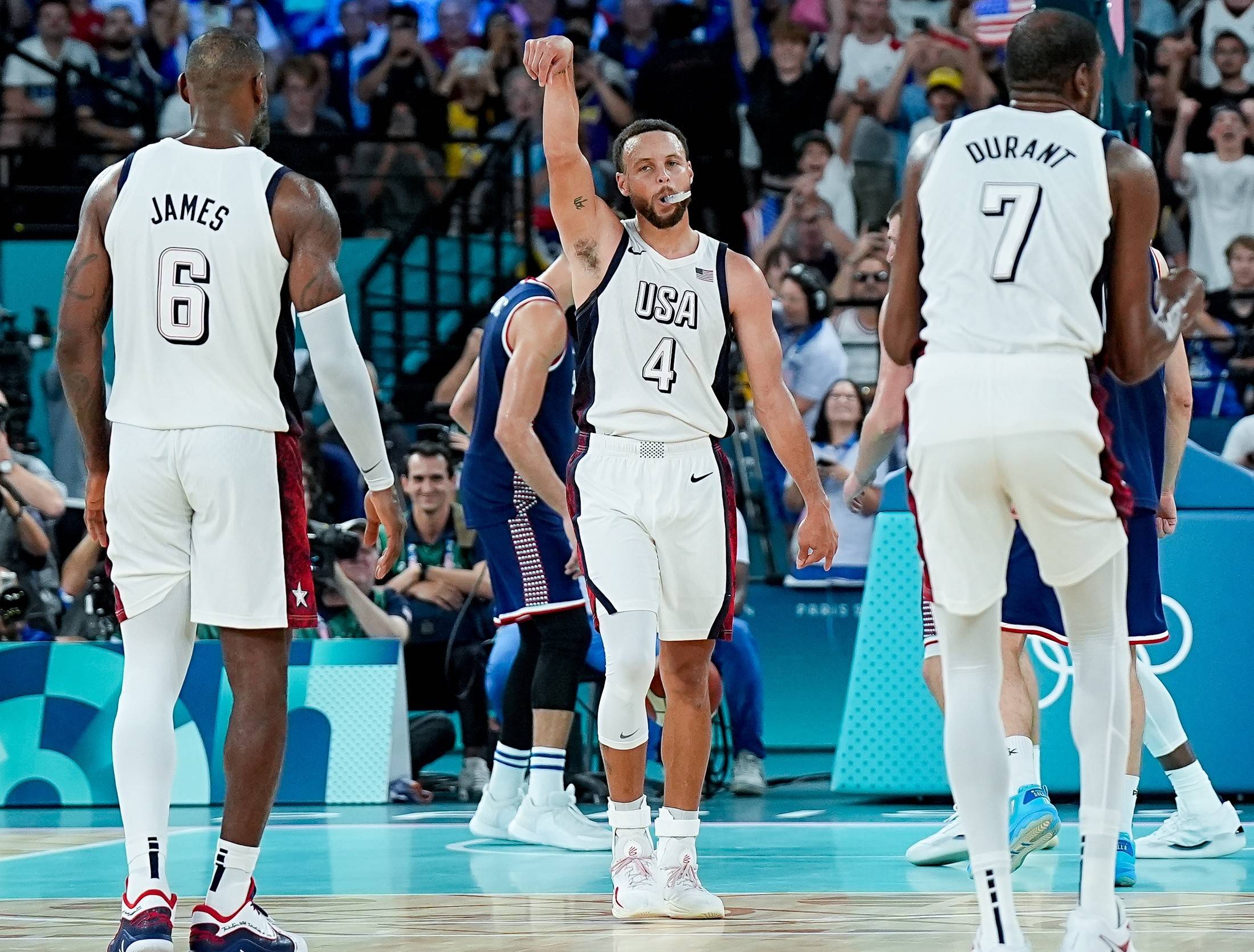 开云体育动态的重要平台-杜兰特重返赛场,比赛局势复杂首场状态出色,RNG观众沸腾!-开云体育动态的重要平台