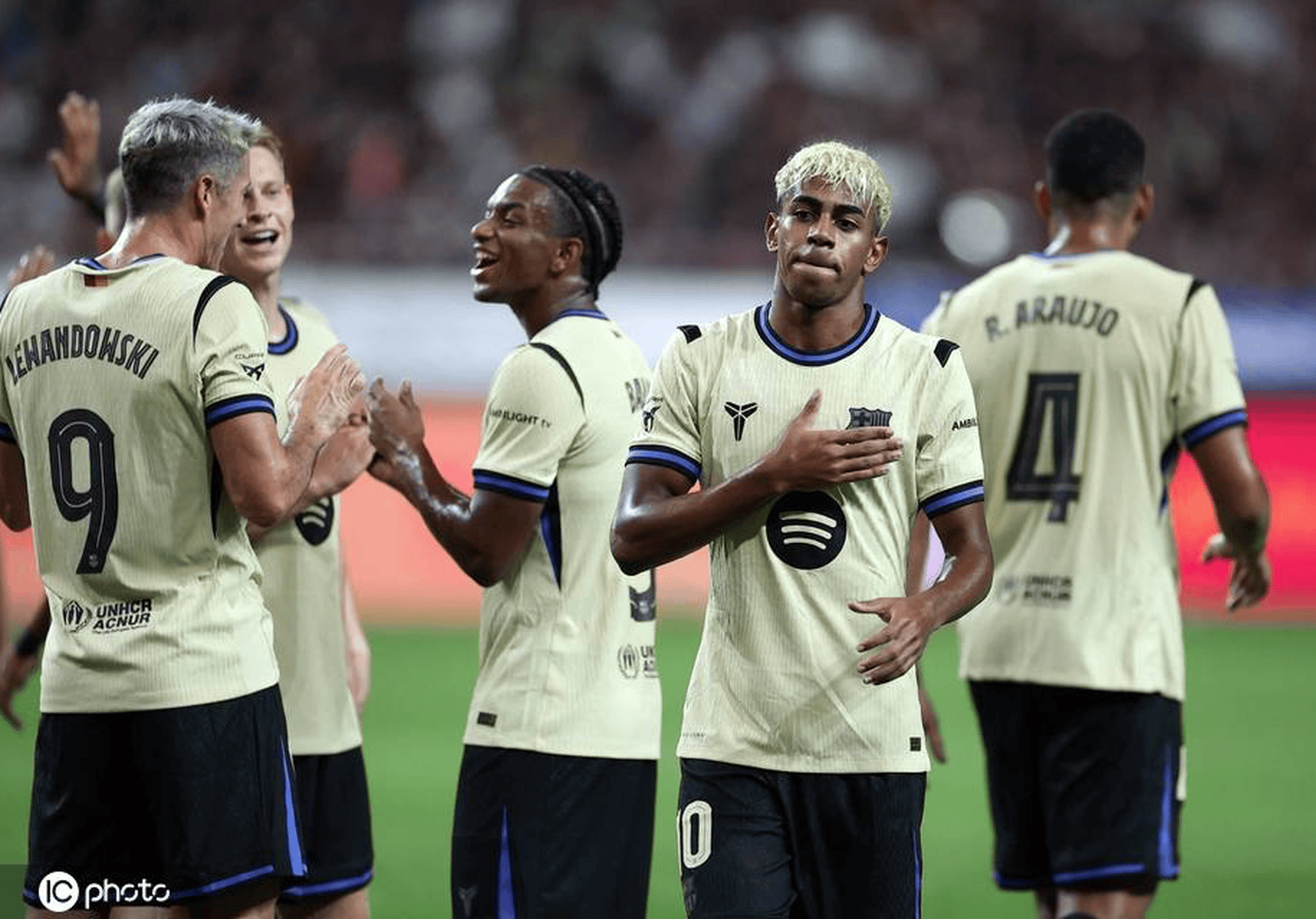 官方平台-Ming迎来七赛季出色发挥，巴塞罗那观众热烈欢呼！-官方平台