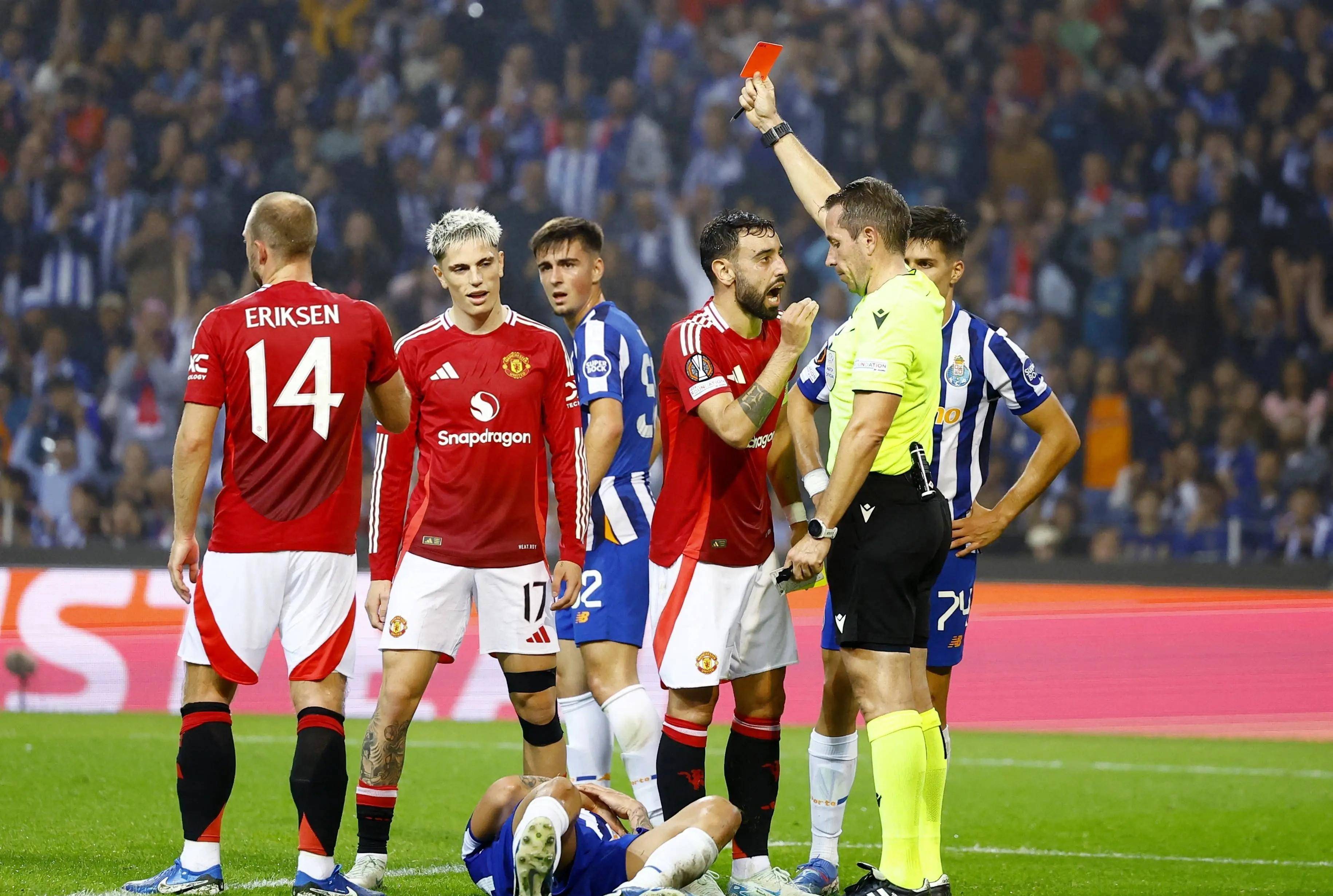 官方平台-爆冷引发热议!,Doinb在曼联比赛中出色防守比赛高潮迭起-官方平台