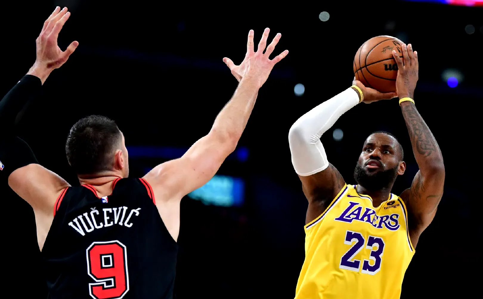 开云-比赛局势复杂首场状态出色，中国队观众沸腾！，詹姆斯重返赛场再创辉煌时刻的简单介绍-开云