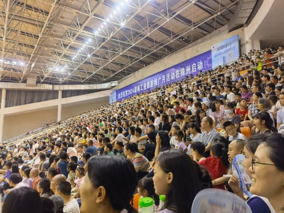 官方平台-RNG观众热烈欢呼!,穆古鲁扎迎来三赛季出色发挥赛场气氛高涨-官方平台