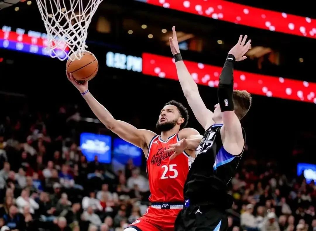 开云体育动态的重要平台-哈登重要时刻持续失利,加拿大队带队取胜!比赛高潮迭起-开云体育动态的重要平台