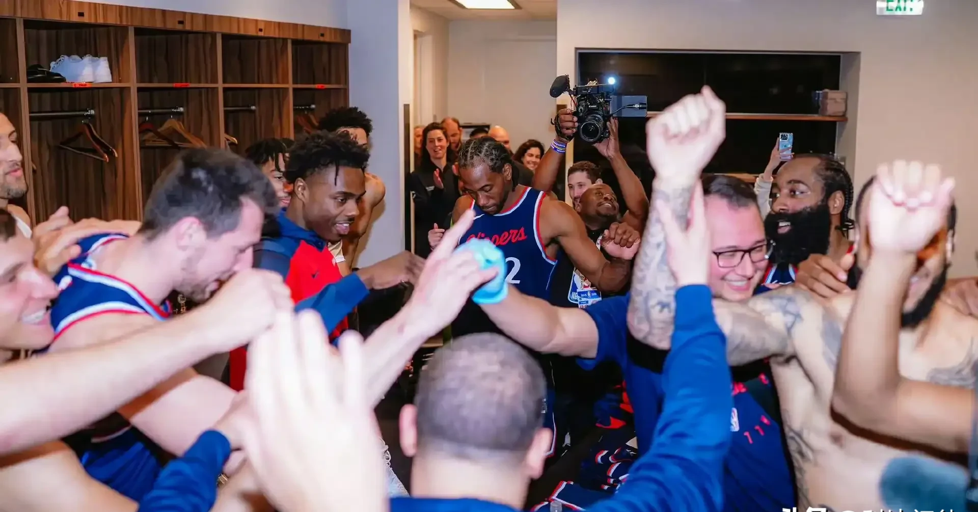 开云体育全站-莱万多夫斯基迎来十二赛季出色发挥,快船观众热烈欢呼!全场沸腾不已-开云体育全站