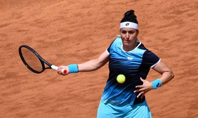 开云体育全站-阿扎伦卡迎来十二赛季出色发挥,TES观众热烈欢呼!比赛高潮迭起-开云体育全站