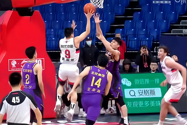 登录入口-阿扎伦卡与40激战曼联分钟,出色防守胜负难料!,TheShy焦点对战比赛高潮迭起-登录入口